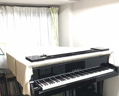 ヤマハのグランドピアノ使用。